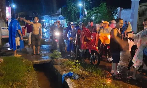 Mưa lớn khiến một cô gái lọt xuống cống thoát nước và bị cuốn mất tích